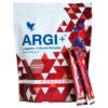 Forever ARGI+ στικ - Διατροφικό συμπλήρωμα με L-Αργινίνη και βιταμίνες, σε λευκή και κόκκινη συσκευασία, με εικόνες από μούρα και δύο ατομικά φακελάκια.